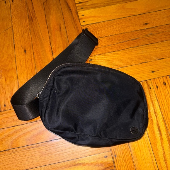 Lululemon Black Belt Bag - Picture 1 of 2